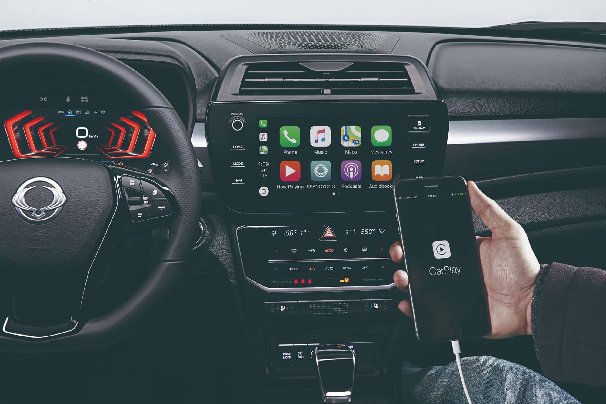 Een close-up van het digitaal instrumentenpaneel van een Tivoli waarbij een smartphone is verbonden via CarPlay.