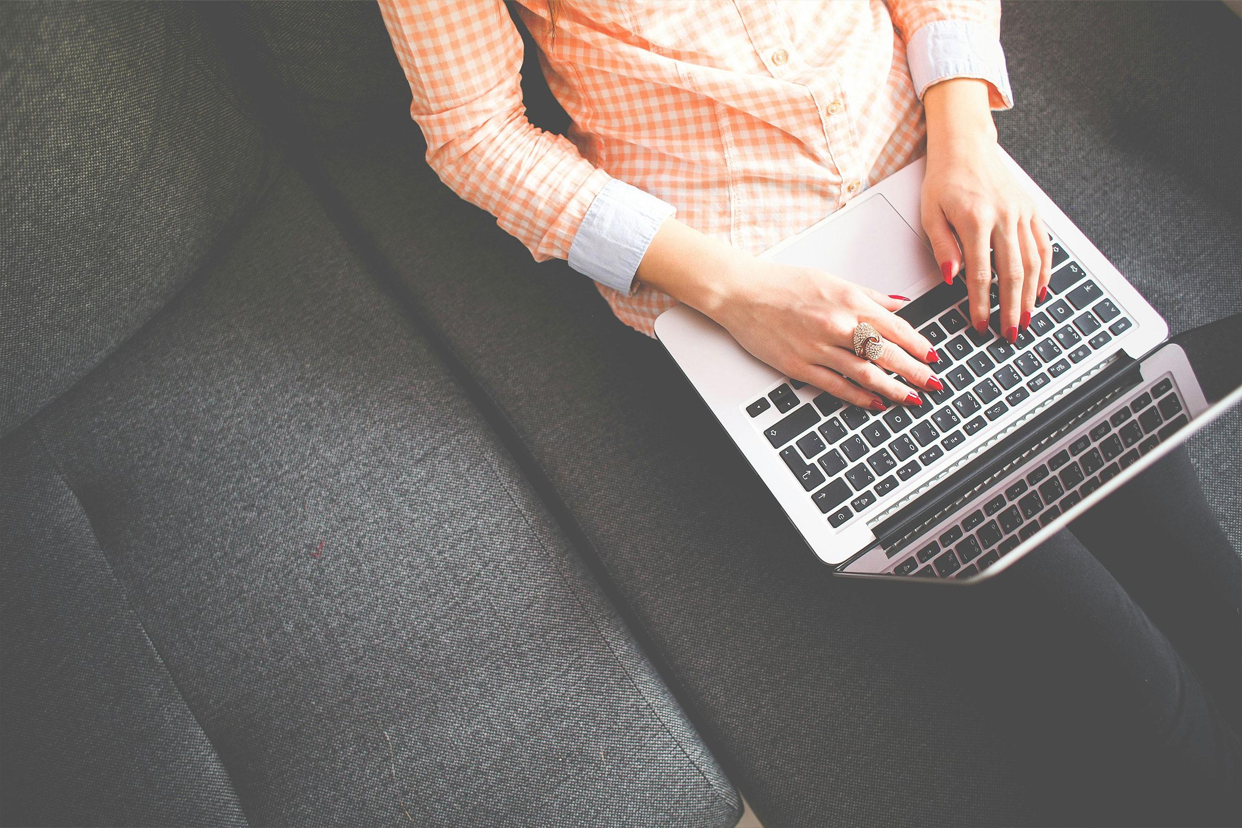 vrouw typend op laptop